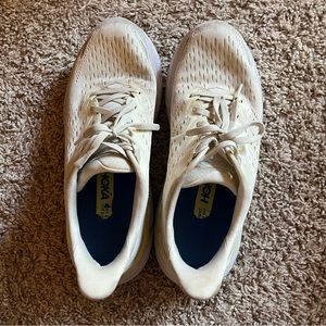 Hoka Clifton 8 in women’s size 8.5B